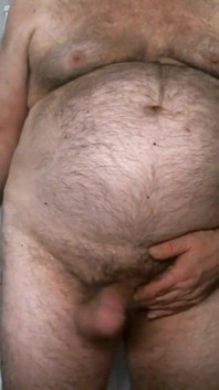 Huấn luyện viên karl cọ xát và vuốt ve trong một live cam show