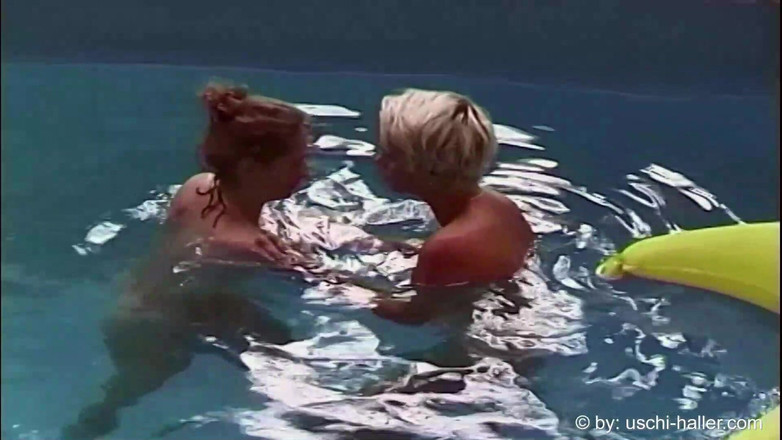 Club Express: Christina、Marion和一个男人的女同乐趣