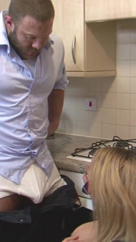 Cute MILF Yasmina Leigh gets sprayed from a muscluar guy Jay Muscle