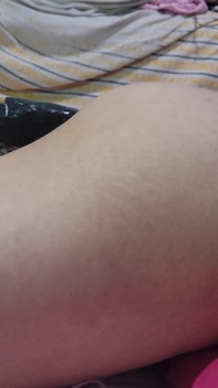 Te excită să vezi acest vibrator imens care intră în mine?