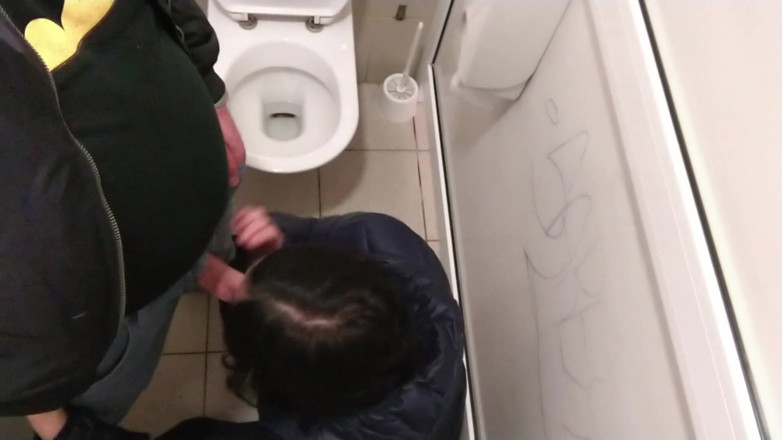 Toilet Mommy: Сперма в громадському туалеті