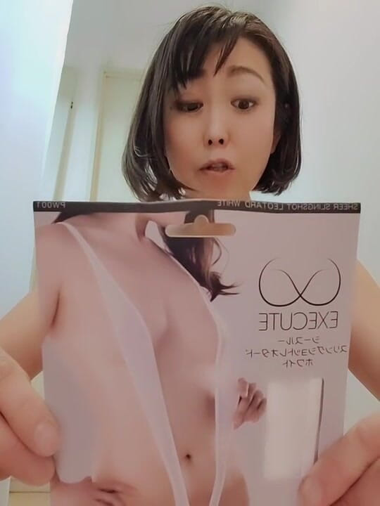 Mayumi Kanzaki: Mujer madura en traje sexy