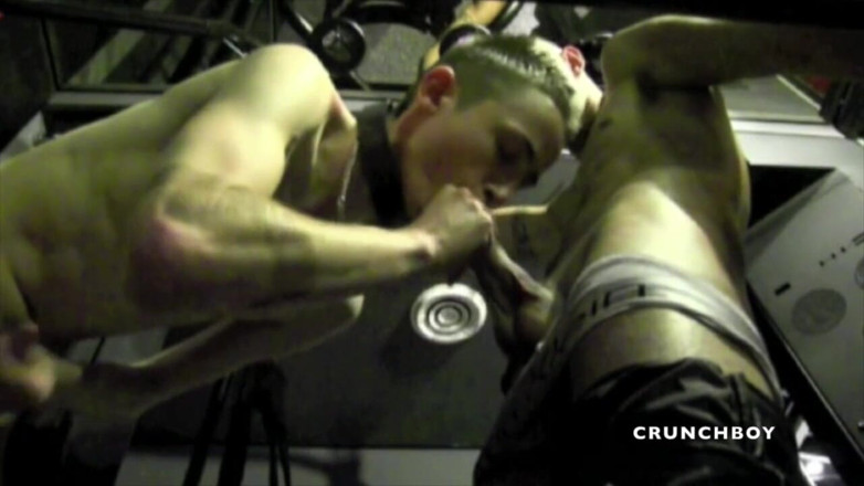 Crunch Boy: Fodida por um gêmeo sexy em sling