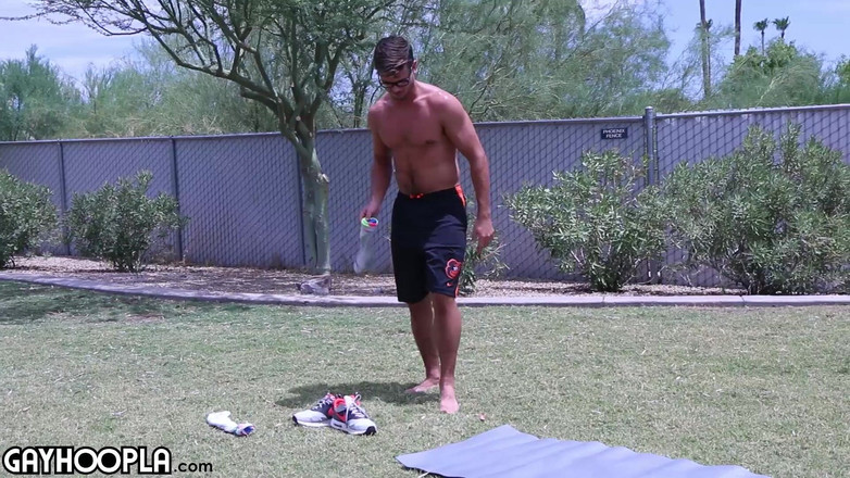 Gay Hoopla: 클라크 베이츠가 딸쳐서 자르고 싶어