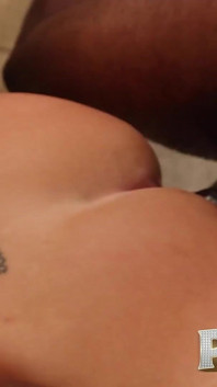 Lolly Dames, PAWG blonde en bikini, se fait baiser par une grosse bite noire