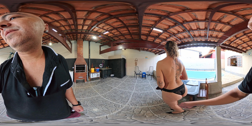 GabbyHorny: 记者在报道中被抓到后，在直播中脱光衣服。