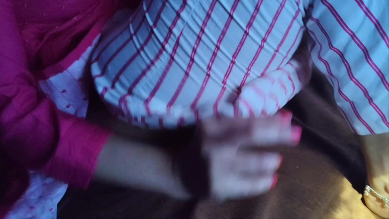 Khushboobhabi: Chalu Bus Me Ladki Ne Kapde Badal Diya