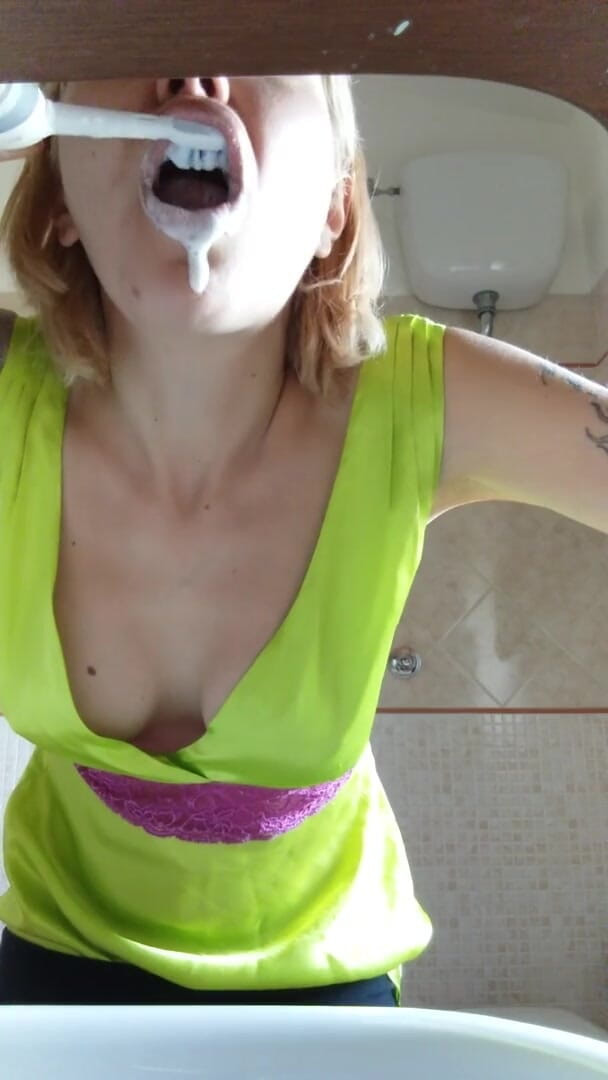 savannahamatoriale: Sexy kartáček na zuby nahoře bez