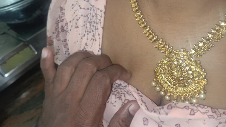 Laxi ammu: Dragoste fierbinte cu gospodină în bucătărie