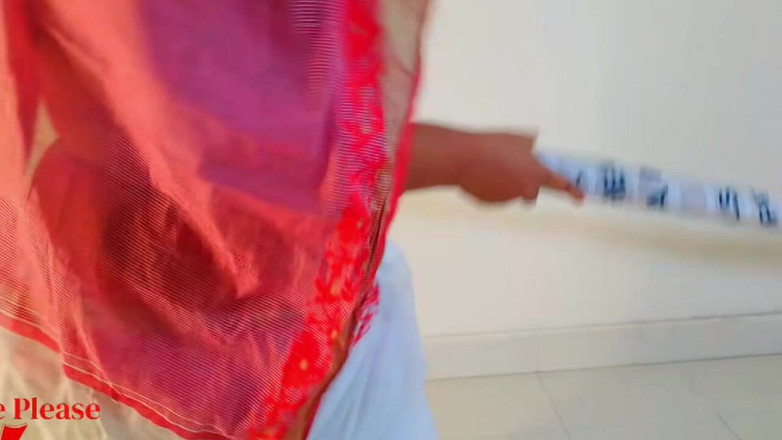 Aria Mia: 古吉拉特邦热辣人妻在她扫她的房间时被邻居操菊花和丈夫在隔壁房间