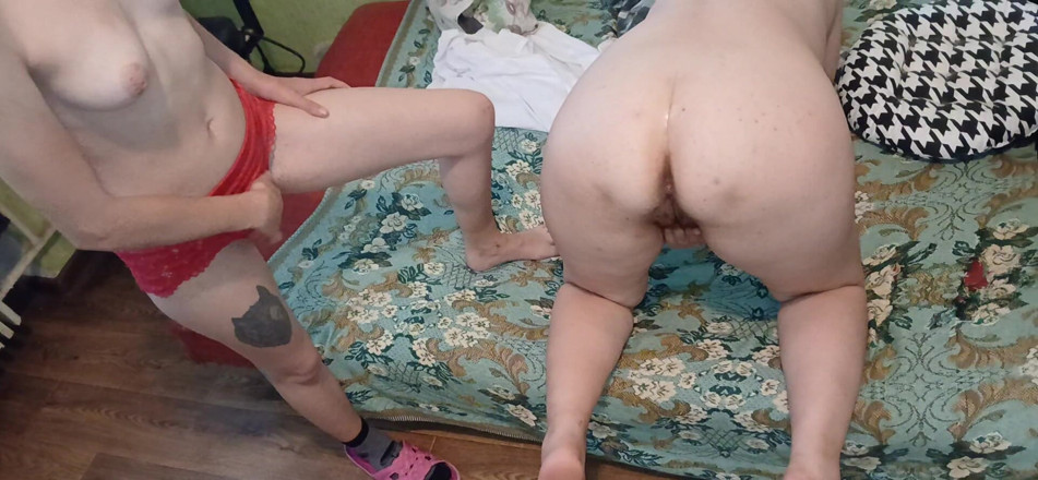 Lesbian-illusion: Ik betrapte mijn milf buurvrouw hartstochtelijk op masturberen en deed...