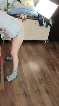 Bruna Sexy Che Fa Le Faccende Nude in Giro per La Casa.