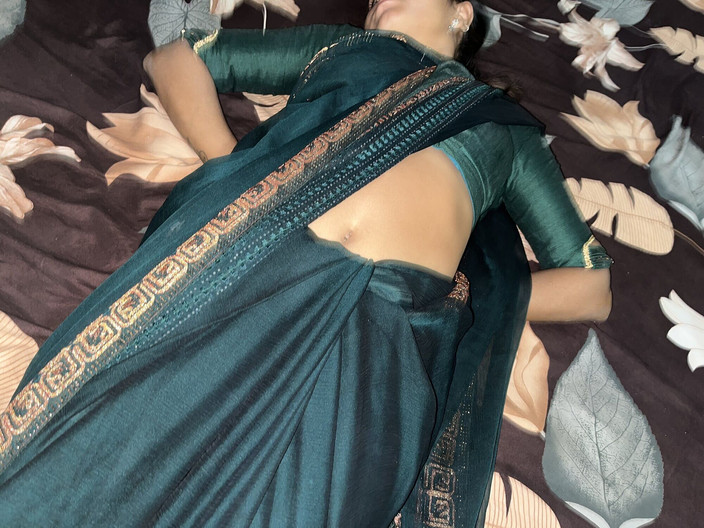 Ritu: 和ritu bhabhi在家与继兄充分享受