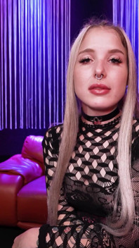 Vnadná dívka Crystal White v růžovém síťovaných tělech na gangbangu skutečné staré mladé