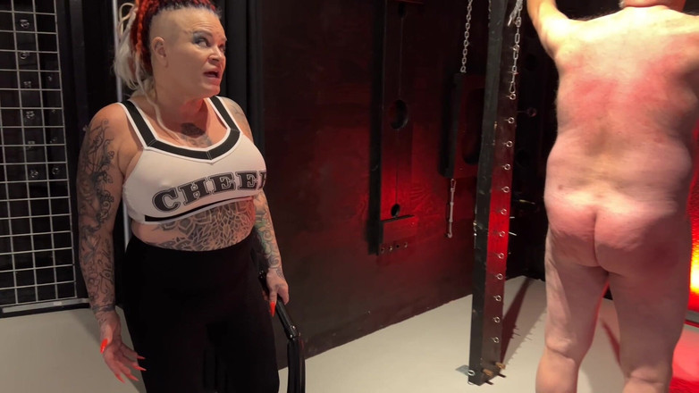 Domina Dark: 彼女は彼の心を掃除している