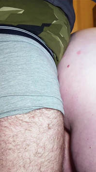 Une fille au cul énorme avec un gros twitty vs un petit papa pervers