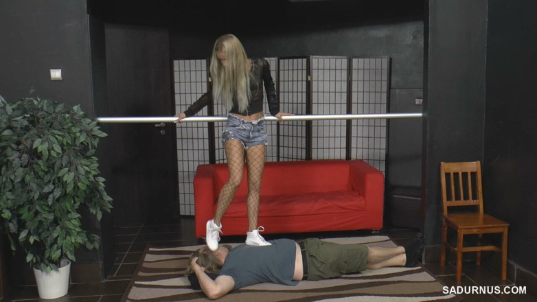 Sadurnus: Tatjana First Steps on the Servant