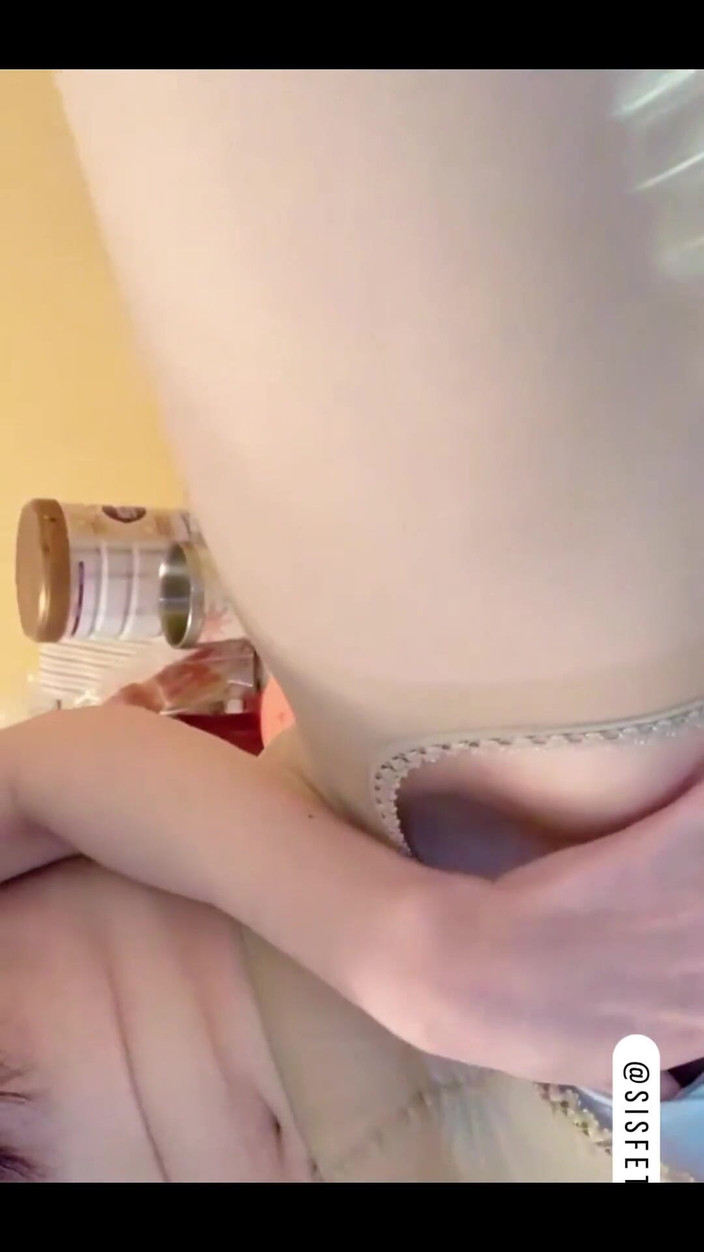 sisfetish: 裤子里的丝袜，肉色丝袜是最性感的，张开的裆部阴户插入白汁
