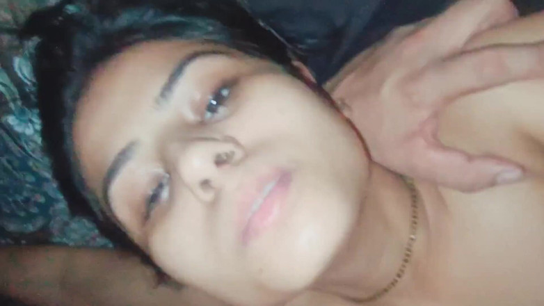 Hot Sis: Latika parla sporco completo e scopa duro