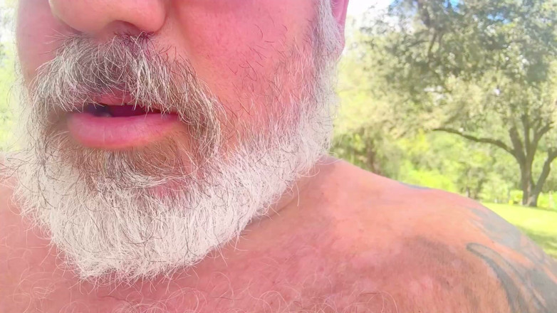 Hand-Free-Daddy-Chub: โชว์ไข่ใหญ่ในป่า โปรดเย็ดฉันในป่า