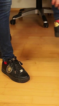 Calze rosse, sneakers & stuzzicamento a penzoloni