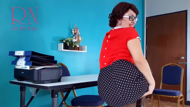 Regina Noir: Secretária safada sem calcinha experimenta meia-calça em sua mesa