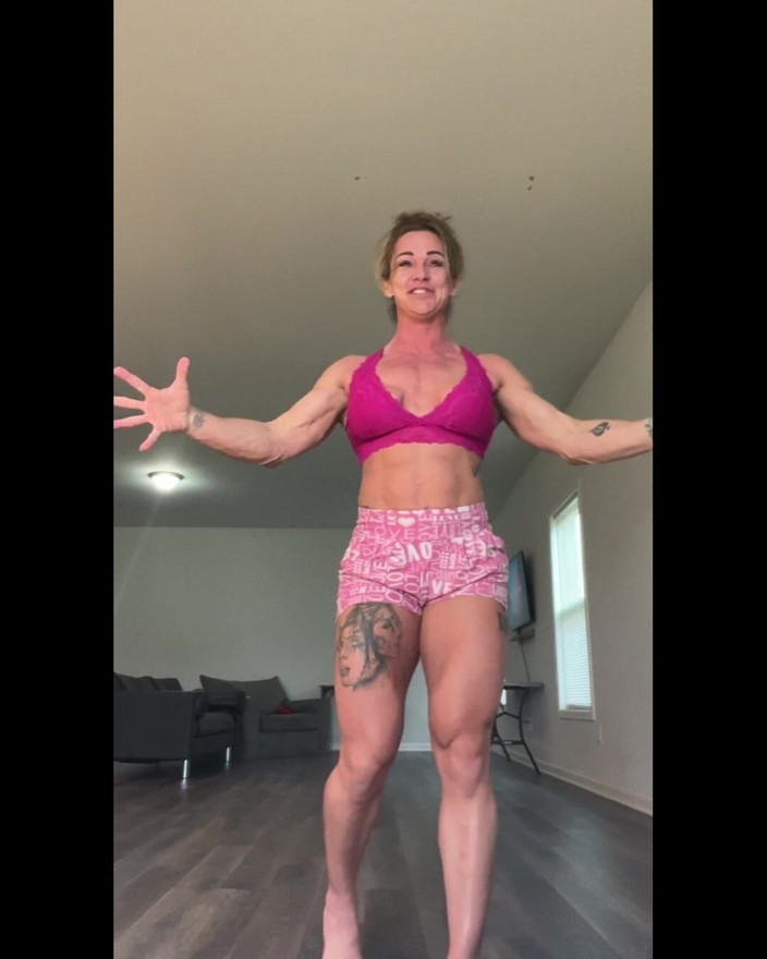 Simone Steele: Simone Steele के साथ पोज पोज