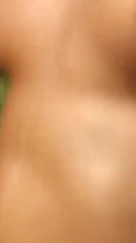 Geile und aufgeregte junge frau mit einem perfekten körper wird vom Lehrer auf dem tennisplatz gefickt