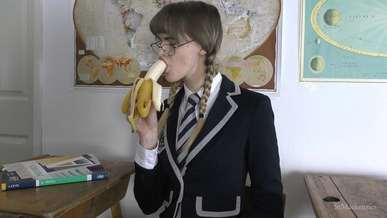 St Mackenzie's Archive: Melissa come un plátano grande en clase