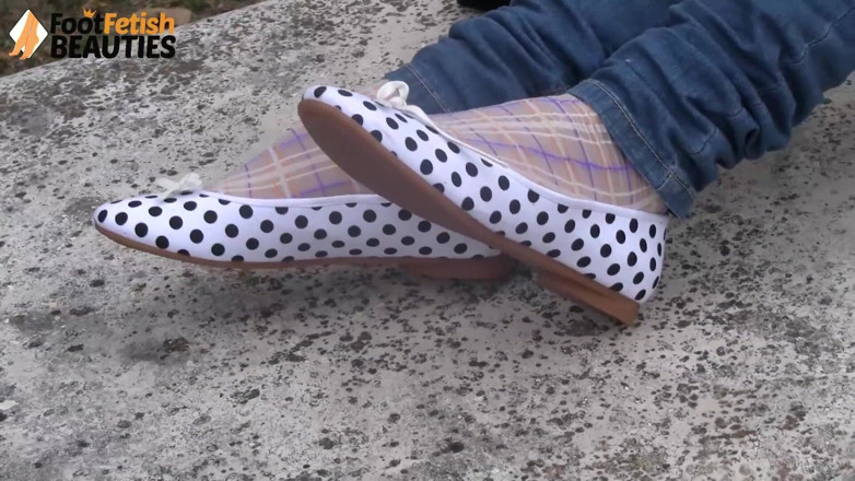 Foot Fetish HD: Sexy brunette ambra plays with her sexy feet outdoors