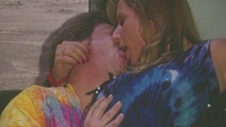 Onlyxfans: Trojka retro se dvěma krásnými courami