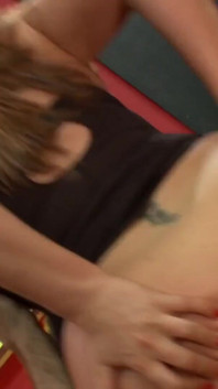 Fileli ateşli orta yaşlı seksi kadın sikiliyor ve büyük memelere sağıyor