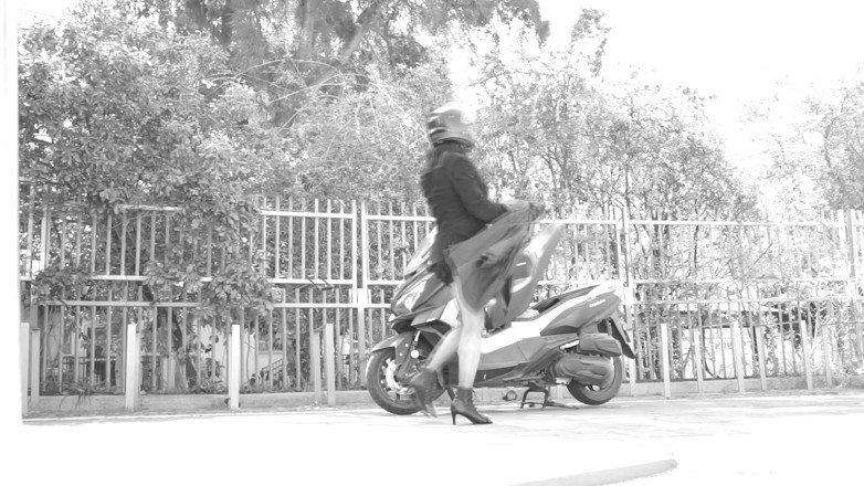 Voyager: Během jízdy její sukně zvedne a odhalí svůj malý penis