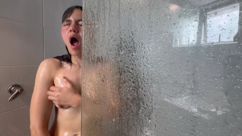 scarlettandc: Latijnse vrouw baden eindigend met een sterk nat orgasme