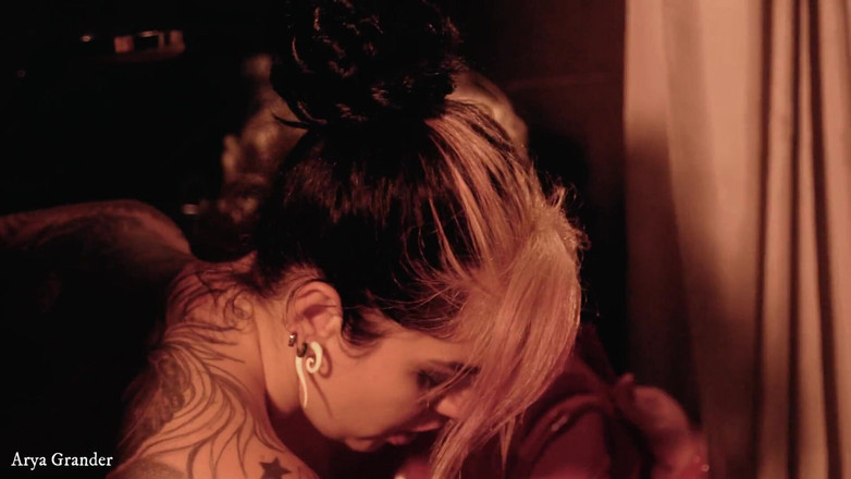 Arya Grander: Calde lesbiche nude che petting video porno gratis