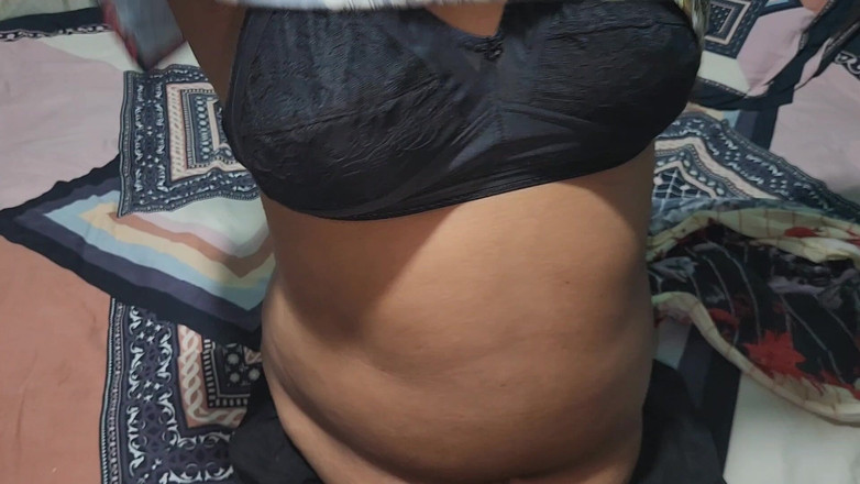 Akhi moni: Я привів її ззовні в кімнату і трахнув її.