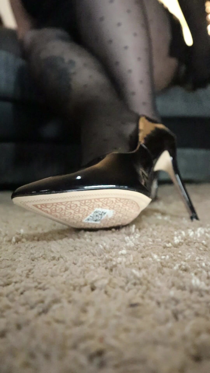 Goddess Kinx: Christen le mie nuove scarpe con la tua lingua