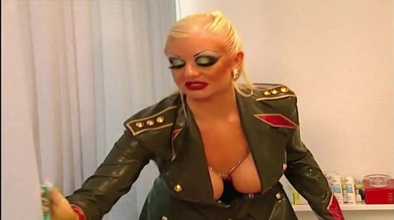 Absolute BDSM films - The original: Penetrasi dildo yang memalukan