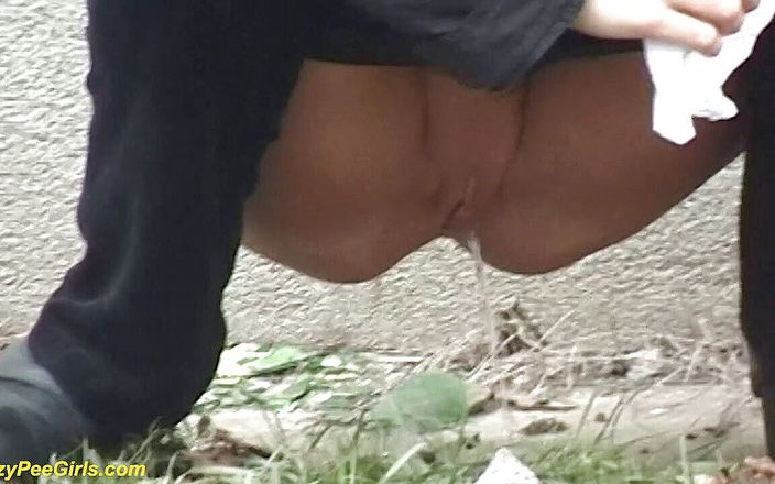 Crazy pee girls: Louca menina fazendo xixi ao ar livre