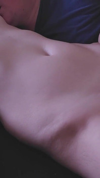 Proszę tatusiu, nie wchodź zbyt głęboko! Jebanie mojej pasierbicy podczas oglądania porno