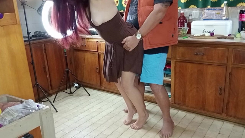 Bigjoefuckalott: मूर्ख एफ *** दोस्त रसोई घर में सलाद बना रहे हैं
