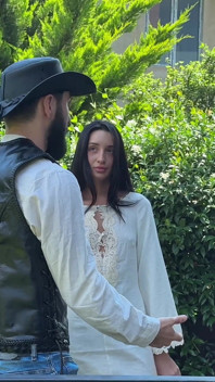Verlegen Eva Tender wordt geneukt in kont en kut in een harde dubbele penetratie tijdens pornoshoots! BTS - Dirty Talk!