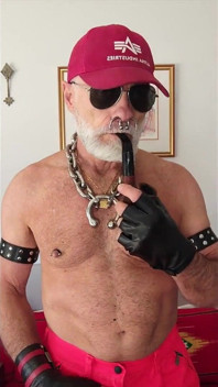Padrastro fumando su pipa en Hola Viz Gear