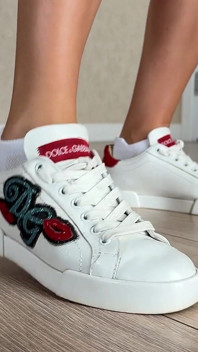 Meine Turnschuhe performen und flüstern happy birthday durch tapping