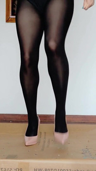 Zerstörung von Kisten - in Nylon und stilettos