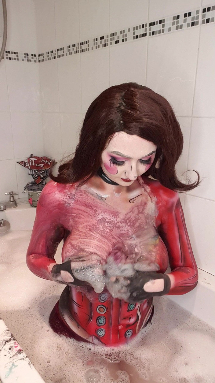 Em Yang: Mad Moxxi desordenado cuerpo pintura baño eliminación