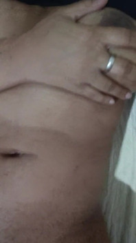 Sexy dívka masturbující v místnosti