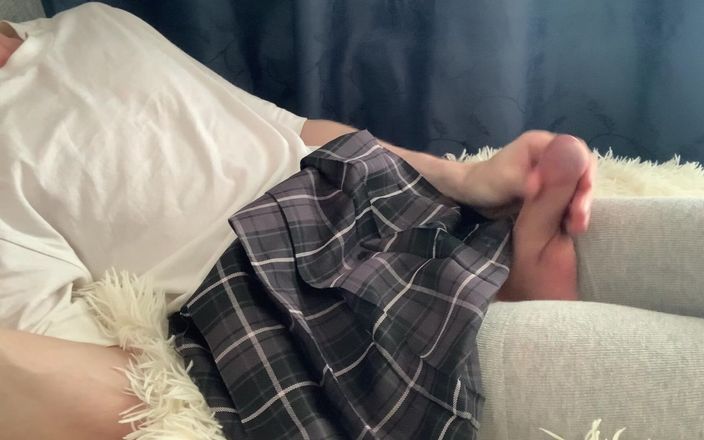 BOBRIKGAY: Femboy kreunt en komt zoet klaar