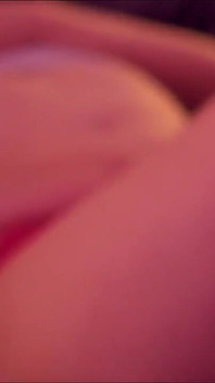 침대에서 자위하는 숏컷 금발 Emily