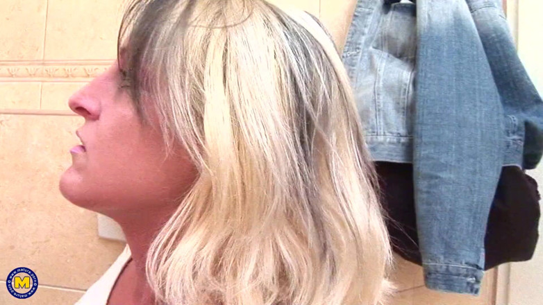 Mature NL: Hot Blonde MILF Sucking and Fucking in Toilet